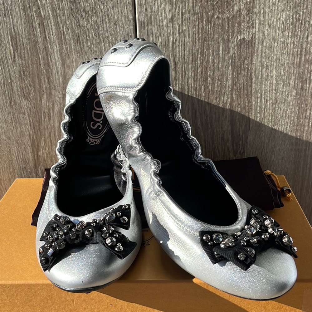 NWB Tod’s Silver Leather with Jeweled Bow Dee Ballet Flat Driving Shoes